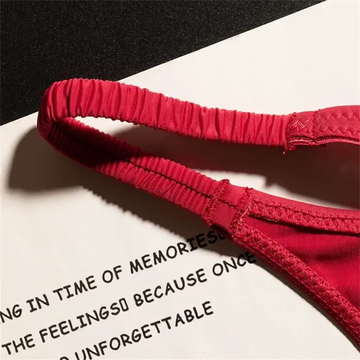 String Sexy en Soie Glacée Fente Haute avec Ceinture Plissée Élastique Culotte de Sport en Forme de V pour Femmes Occasions Spéciales