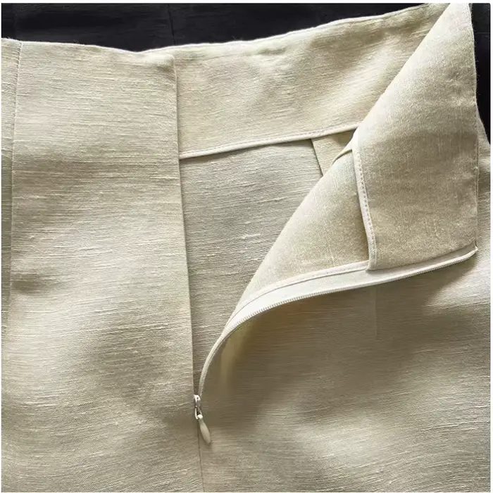 Jupe simple taille haute en lin et laine, atmosphère artistique espagnole, ourlet texturé, fente lat
