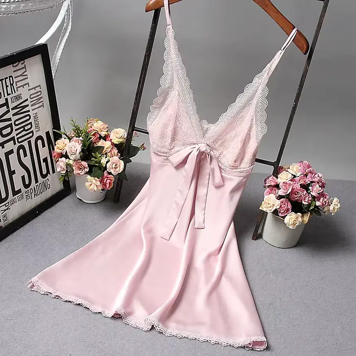 Robe de nuit en satin sexy col en V mini sans manches pour femmes occasions romantiques et nuits douillettes
