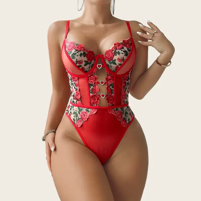 Body sexy z červené sítě s růžovou vyšíváním, kombinace blůza bez rukávů, výstřih tvaru V, sexy spodní prádlo s průhledným efektem, body typu teddy s holým zádum