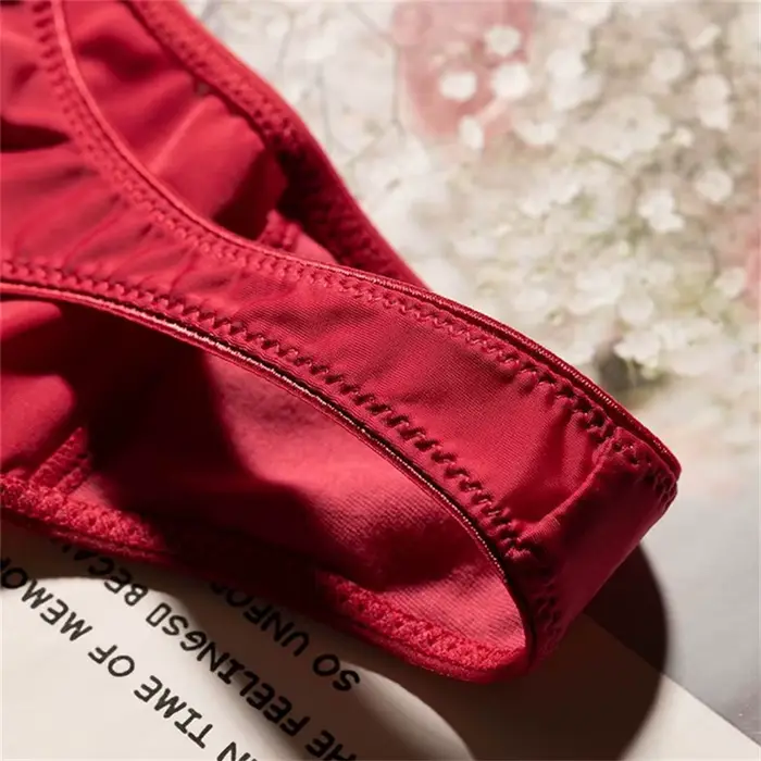 String Sexy en Soie Glacée Fente Haute avec Ceinture Plissée Élastique Culotte de Sport en Forme de V pour Femmes Occasions Spéciales