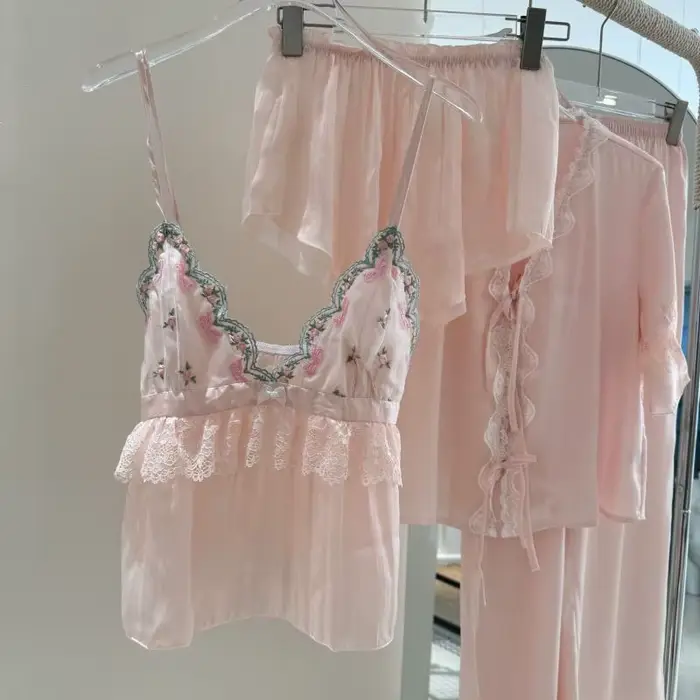 2025 letní nové pyžamo sexy spodní prádlo set měkké krajky trim cami šortky košile kalhoty rayon domácí ležérní oblečení noční prádlo