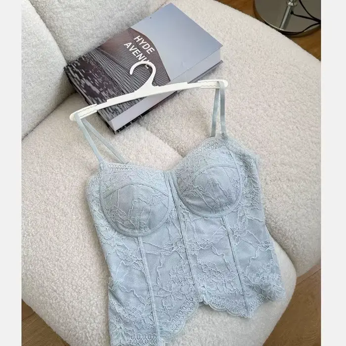 Camisole sexy italienne d'été en dentelle dos nu avec coussinets de soutien-gorge, débardeur ajusté 