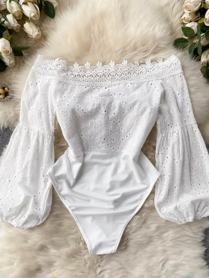Dámské body 2025 Letní podzim Ins duté krajky spletené V-neck holé ramena lucerna bez rukávů Sexy klubové body