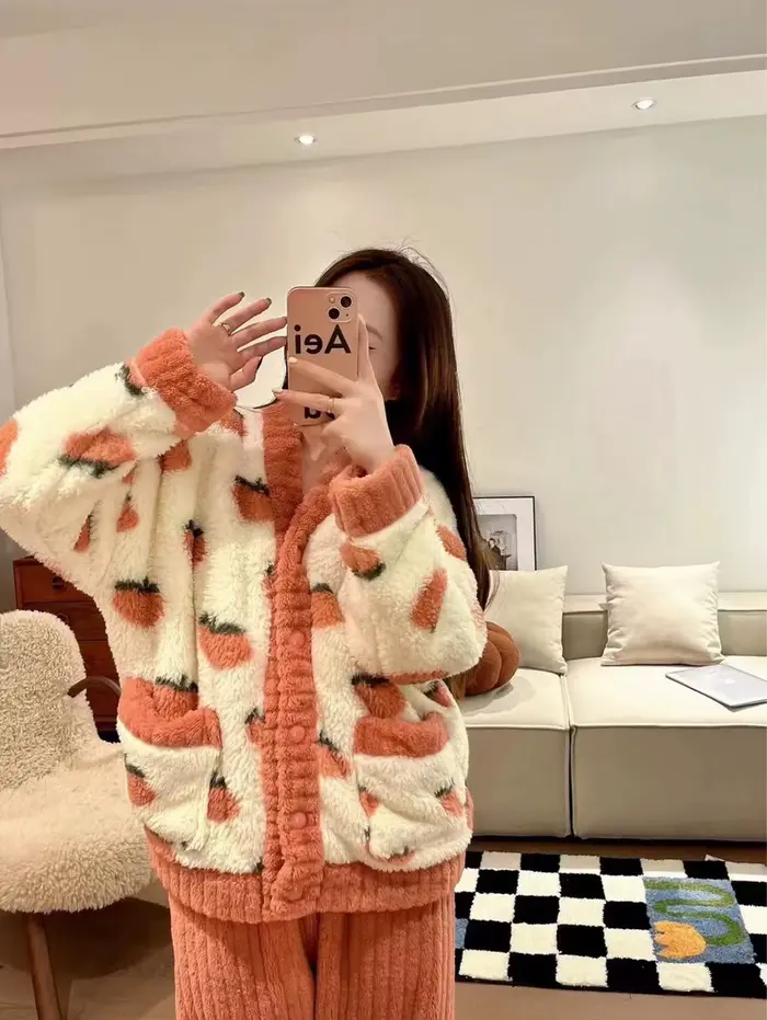 Silné pyžamo ve flanelu a sametové korálové jahody, domácí oblečení pro ženy, noční prádlo s v-neck, sa