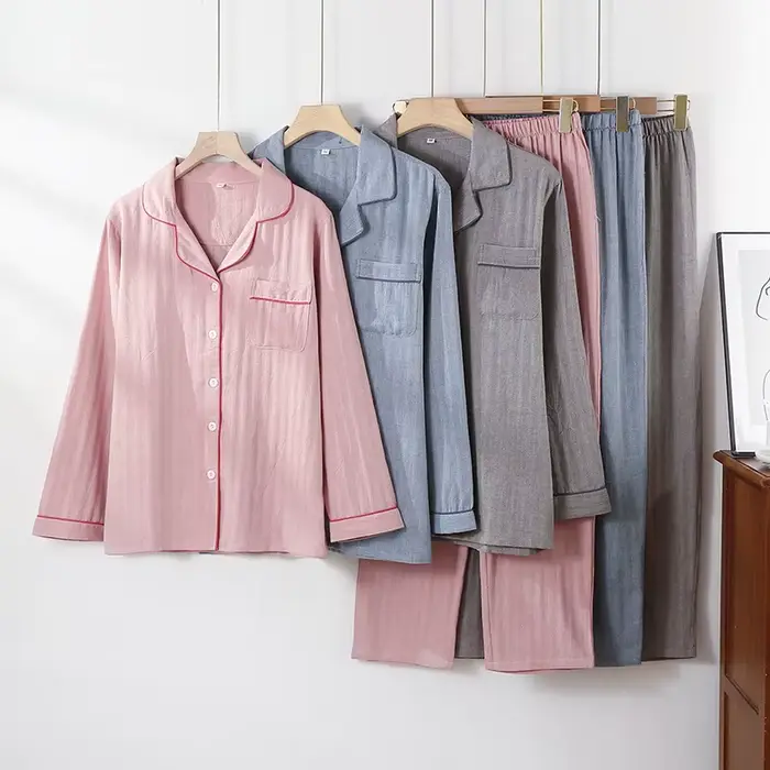 Japonský styl pár pyžama, 2dílná sada, 100% bavlna, dlouhé rukávy, jednoduché potisk kárované kalhoty, dámské / pánské oblečení na spaní