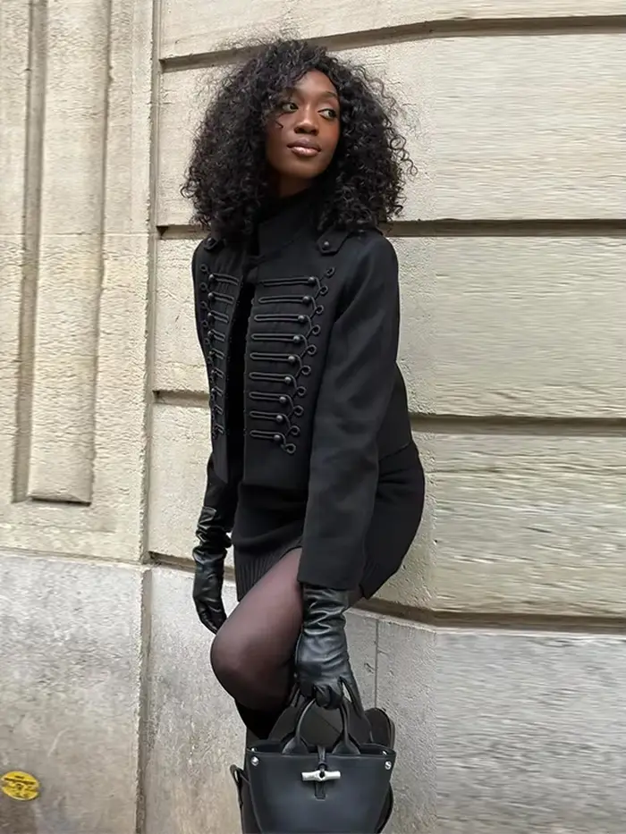 Nouvelle Veste Courte Femme Printemps 2026 Noire à Col Montant Manches Longues Boutons Tressés Coupe