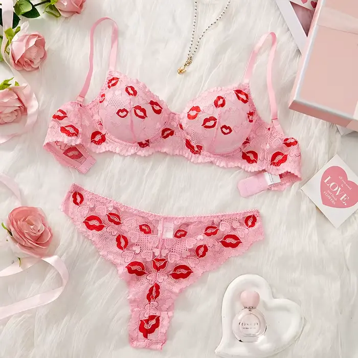 Lingerie Sexy rouge lèvre broderie sous-vêtements en dentelle ensemble de soutien-gorge translucide 