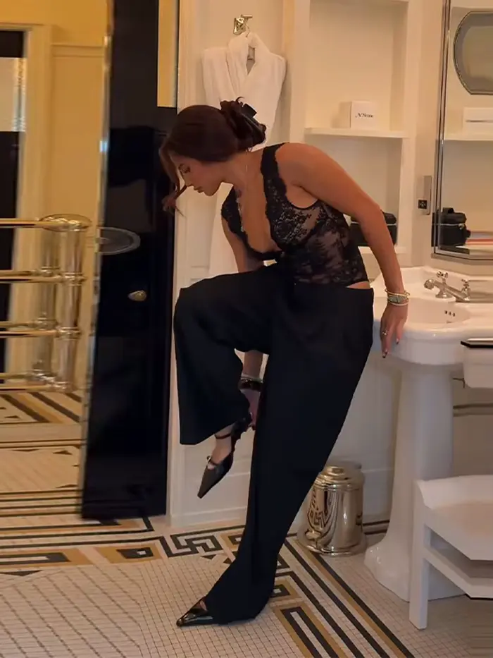 Dámské krajkové body, sexy oblečení, bez rukávů, hluboký výstřih, průhledná síťovina, stylový, ležérní, party outfit, jarní sváteční outfit
