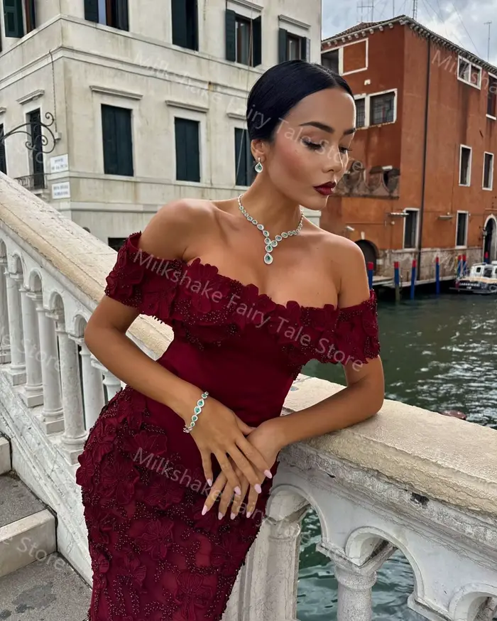 Glamourní bordó večerní šaty s odhalenými rameny