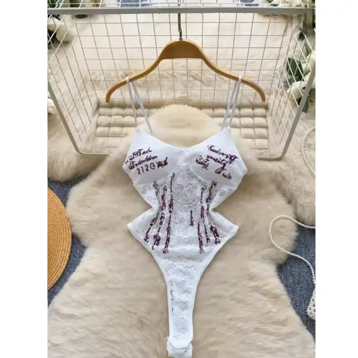 Body sexy en dentelle imprimé lettres, sans manches, à entrejambe ouvert, style débardeur, transpare
