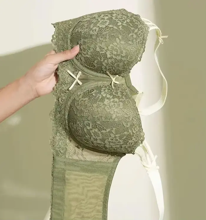 Vyšívaná krajková push-up podprsenka pro ženy