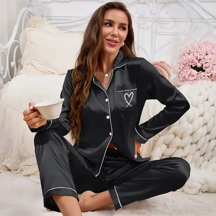 Romantické ženské pyžamo z polyesteru a elastanu s vyšíváním srdce pro odpočinek a relaxační večery