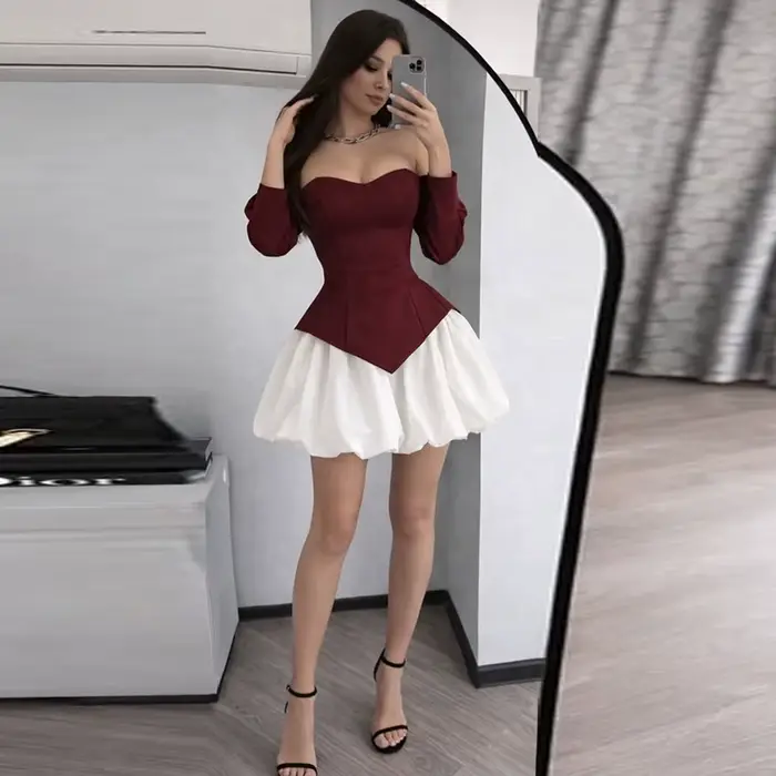 Robe de bal bordeaux à épaules dénudées, manches longues, dos lacé, mini robe de soirée au-dessus du