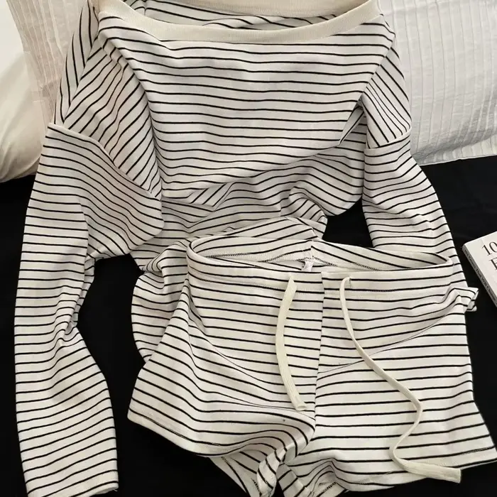 Nouvel ensemble de pyjama coréen 2025 à manches longues avec rayures noires et blanches et short épa