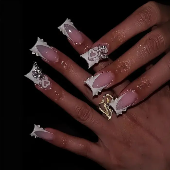Růžové zebra potištěné nehty s třpytivými diamanty