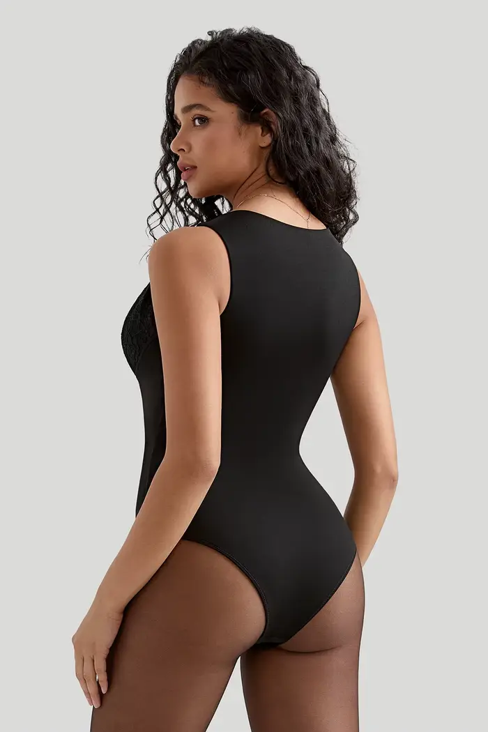 Dámské tělo 2026 Trend letní krajka háčkování sexy V-neck Push-Up lití namontován denně jeden kus kombinace krátké dámské body