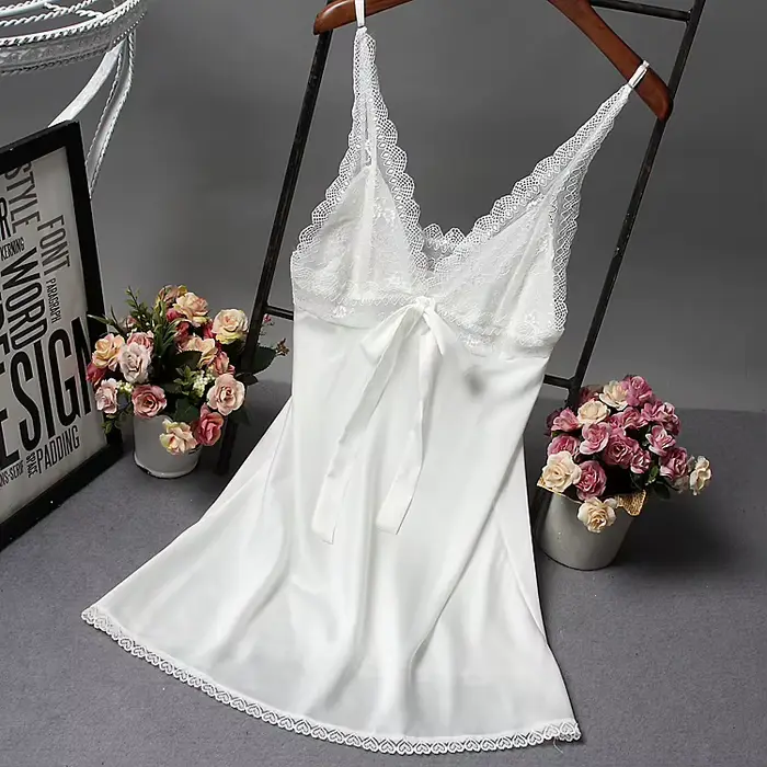 Robe de nuit en satin sexy col en V mini sans manches pour femmes occasions romantiques et nuits douillettes