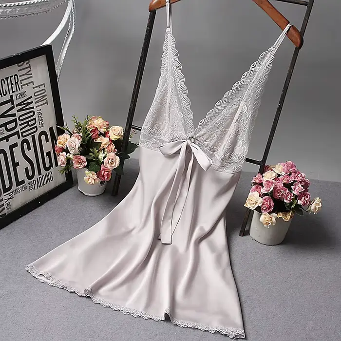 Robe de nuit en satin sexy col en V mini sans manches pour femmes occasions romantiques et nuits douillettes