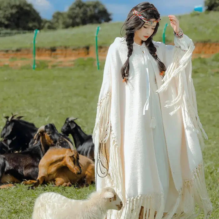 Ručně vyráběné boho peleríny se střapci pro ženy