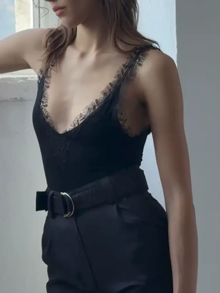 Body femme en dentelle, noir, coupe séduisante et élastique qui s'adapte au corps, nouveau style été 2026