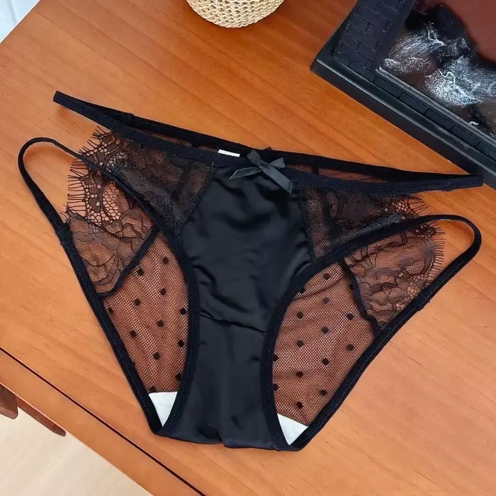 Culotte femme taille basse en dentelle douce et satin de soie transparent maille ajourée avec nœud pour lingerie d'été élégante