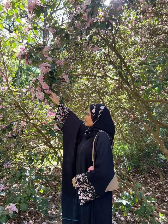 Vêtements islamiques broderie de fleurs noires Abayas pour femmes Cardigan de dubaï musulman saoudie