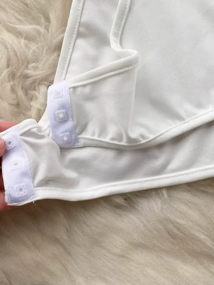 Dámské body 2025 Letní podzim Ins duté krajky spletené V-neck holé ramena lucerna bez rukávů Sexy klubové body