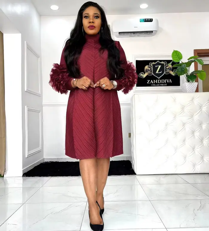 Robe femme mode col rond 2025 nouveau pressé plissé fleur robe femme couleur unie à manches longues