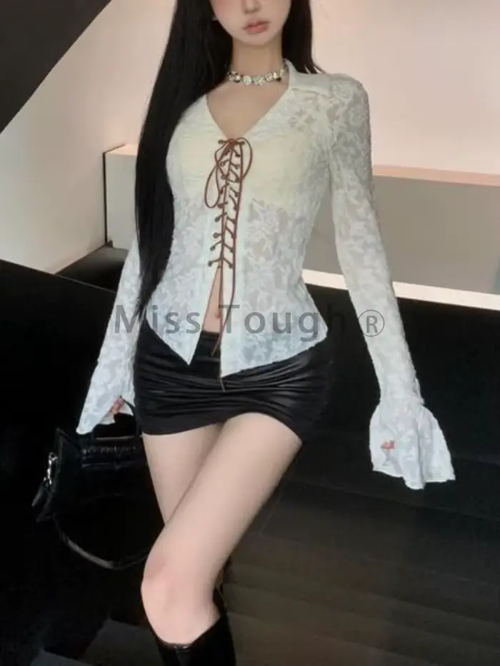 Chemise à col en V à manches évasées en dentelle pour femmes, chemise de base solide, haut une pièce