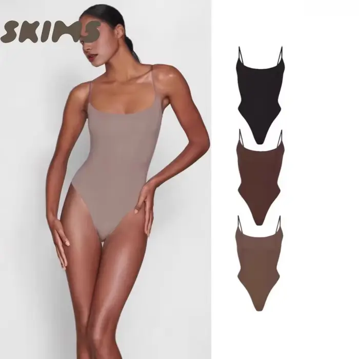 SKIMS FITS KAŽDÝ slim fit tílko se sexy základnou pod