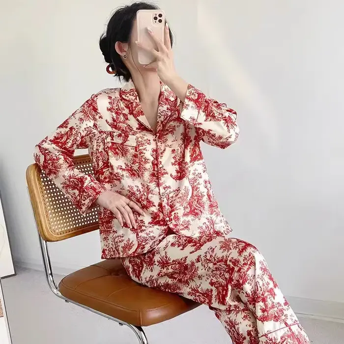 Ensemble pyjama en soie glacée et neige imprimé élégant pour femmes occasions spéciales automne
