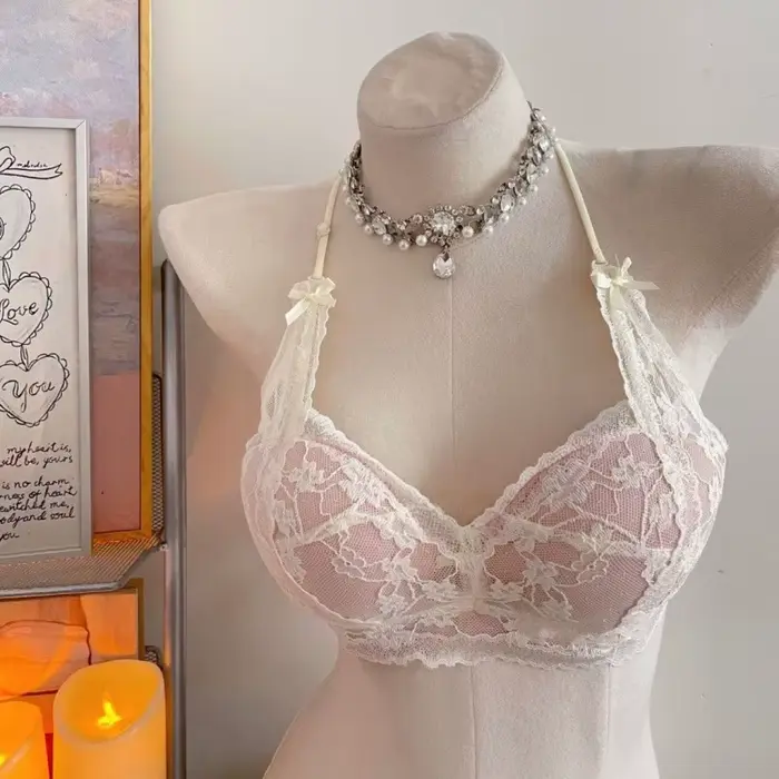 Krajkový top odhalující krk a ramena s sexy nařasením podporujícím podprsenku