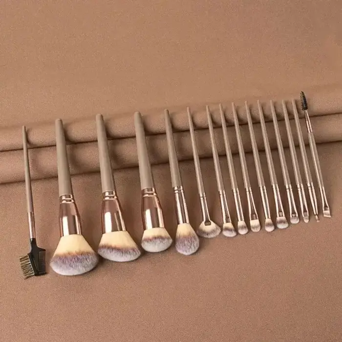 Sada měkkých a nadýchaných štětců na make-up