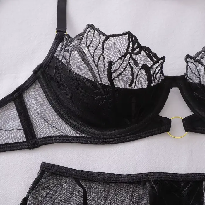 Dámský set spodního prádla s punčochami, průhlednou výšivkou, podprsenkou s kosticemi, prolamovaným podvazkem, tangami, spodním prádlem a sexy intimními předměty