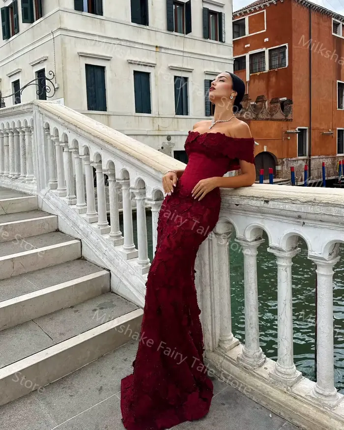 Glamourní bordó večerní šaty s odhalenými rameny