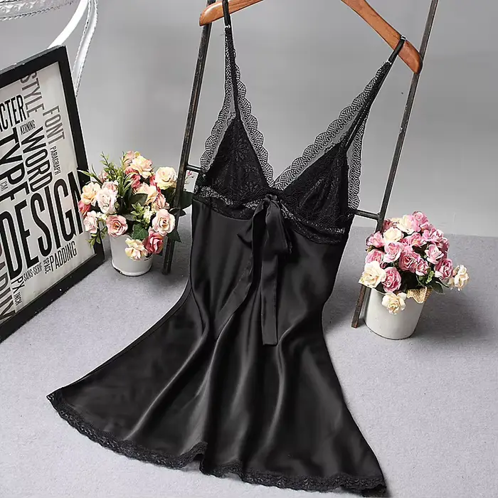 Robe de nuit en satin sexy col en V mini sans manches pour femmes occasions romantiques et nuits douillettes