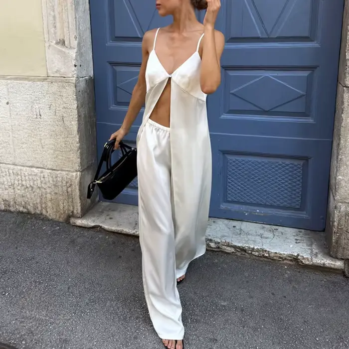Elegantní dvoudílný set pro ženy: Sexy top s výstřihem do V a rozparkem