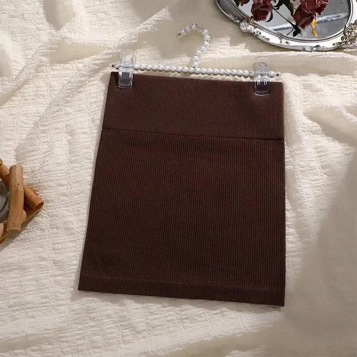 Elastická mini sukně s vysokým pasem pro podnikatelky