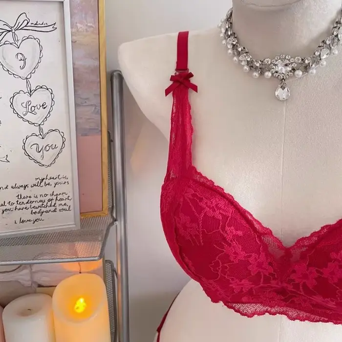 Lingerie révélant le cou et les épaules, avec un haut en dentelle froncé et sexy qui soutient le sou