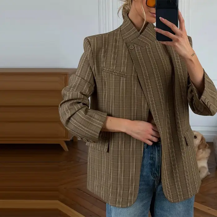 Dámský kostýmkový kabátek s kostkovaným vzorem