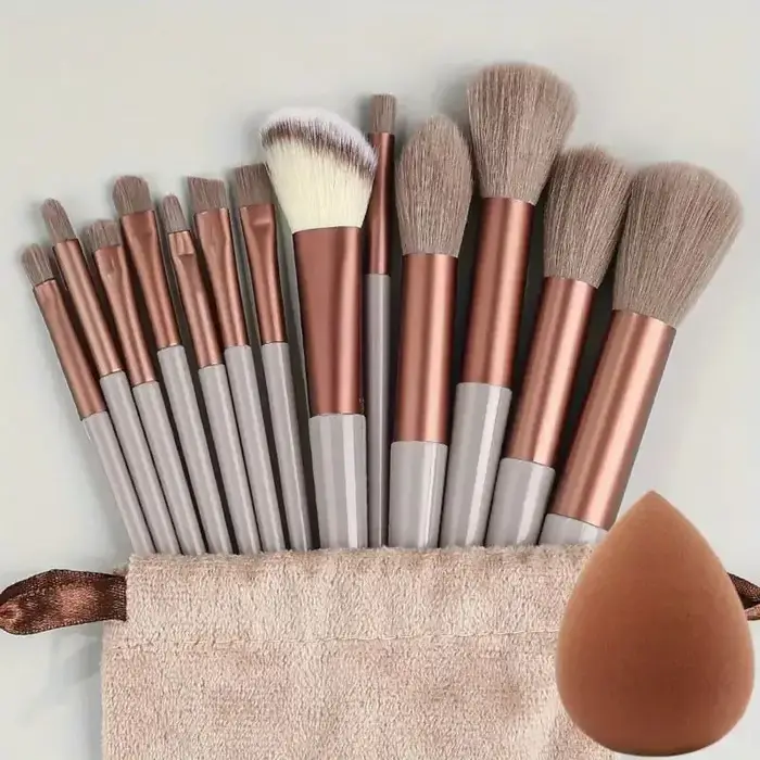 Sada měkkých a nadýchaných profesionálních kosmetických štětců na make-up