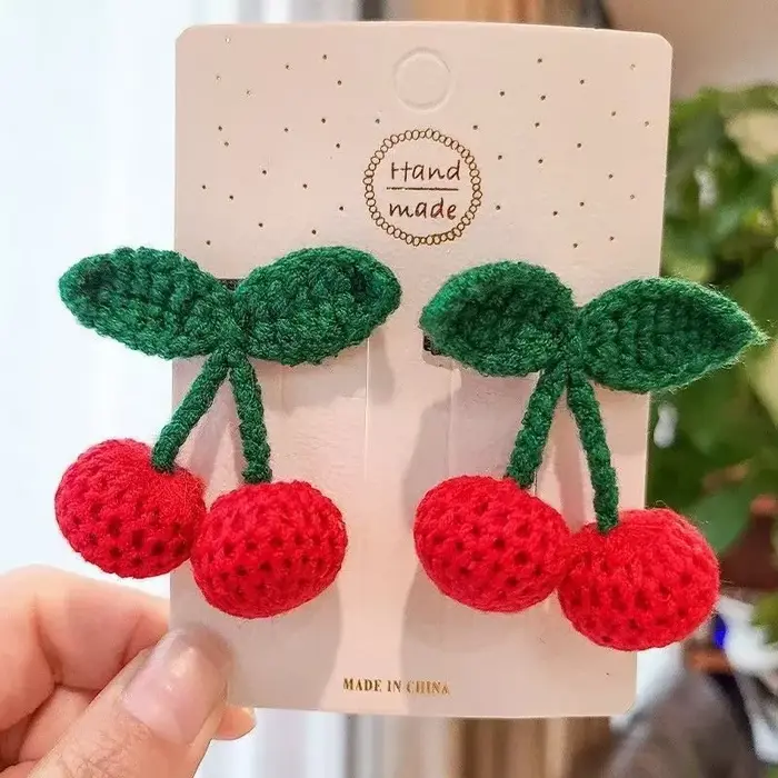 Oblíbená červená sponka do vlasů pro holčičky