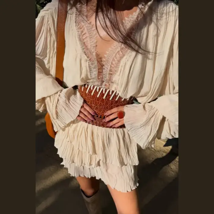 Chemisier femme beige à dentelle, col en V, manches longues, ourlet étagé à volants, en mousseline f