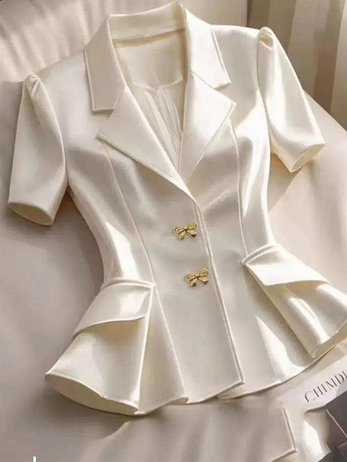 Blazer chic en satin blanc à volants, col à revers, manches courtes, boutons nœud dorés – Polyvalent