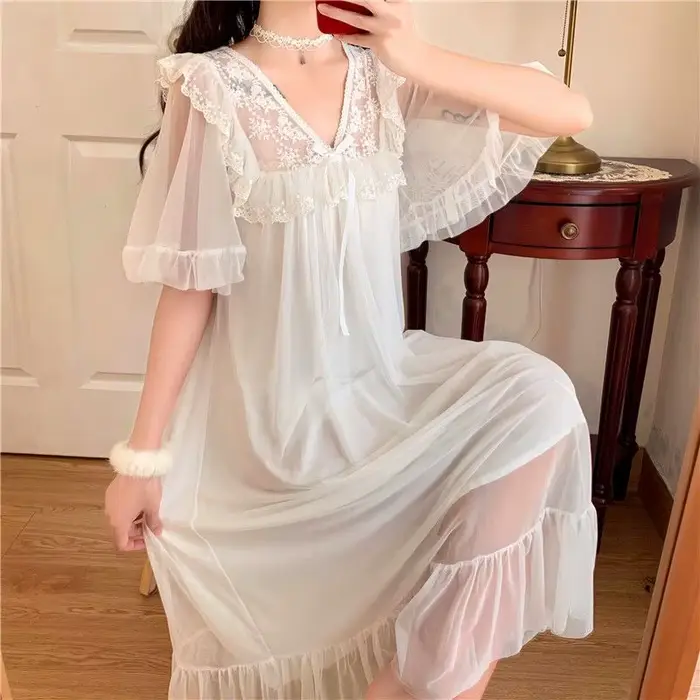 Mid-délka bílá noční košile pro ženy, noční košile, v-neck, měkké volánky, spojované linie, temperament, elegantní, obývací pokoj, léto, estetický, domů, M-4XL
