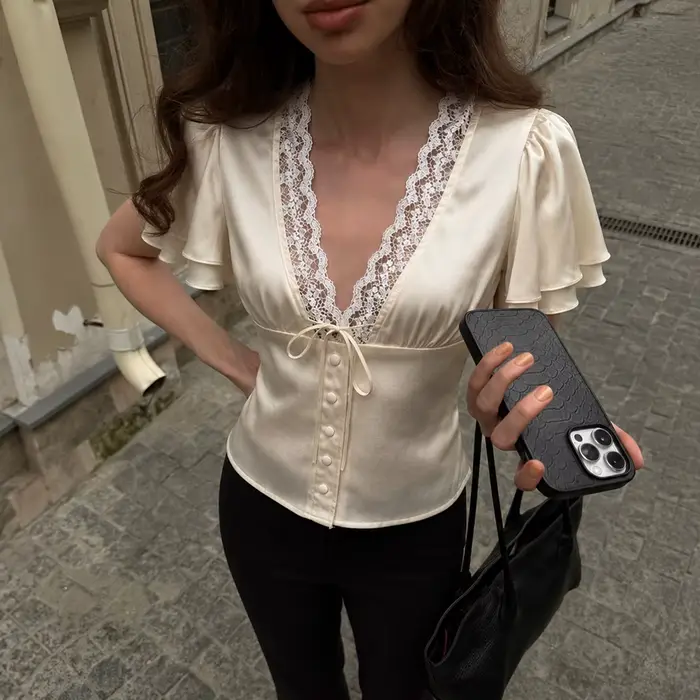 Tuularose Elegantní krajkový T-shirt pro ženy Sexy V-výstřih krajka Patchwork tkaničky krátký top léto móda luxus párty Look