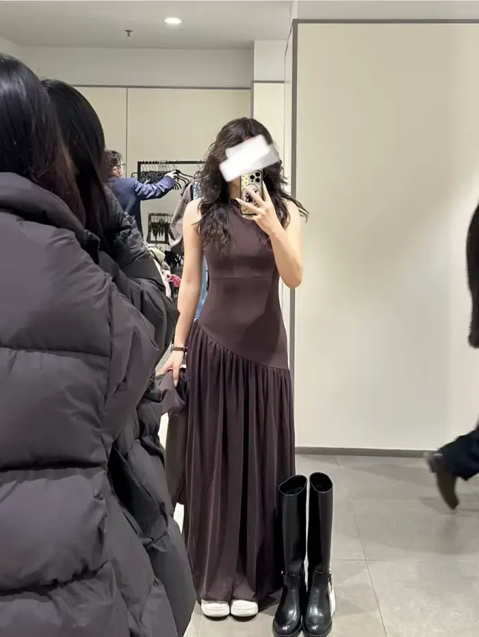 Robe mi-longue plissée marron sans manches à col montant pour femme ETJ, coupe fluide, style minimal
