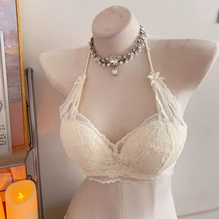 Krajkový top odhalující krk a ramena s sexy nařasením podporujícím podprsenku