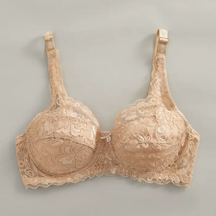 Dámská push-up podprsenka s krajkou a kosticemi